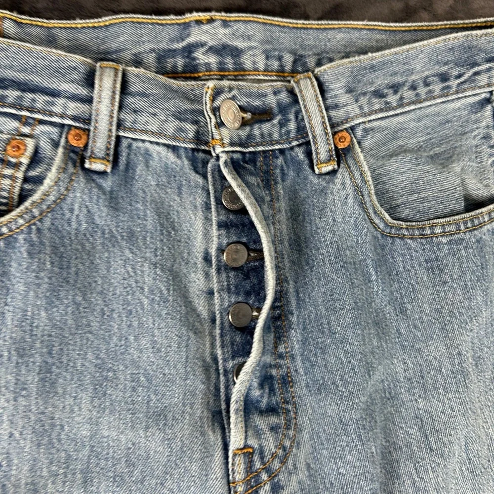 Levi's 501 Original Fit Jeans Mens 33x32 Light Wash Blue Button Fly Straight Leg